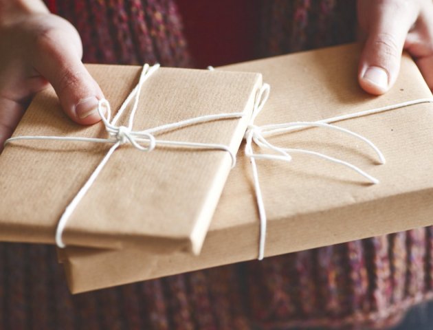 Könyvadományozás karácsonykor: Hogyan ajándékozzunk mesét felelősen?